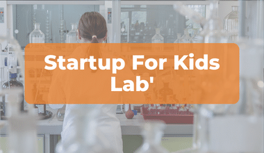 Des jeunes en blouse blanche dans un laboratoire pour illustrer le Startup For Kids Lab'