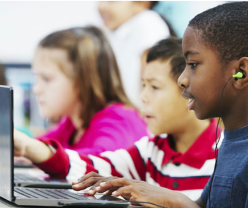 Trois enfants font un atelier éducatif sur un ordinateur