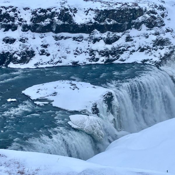 Photo d'une cascade dans un paysage de neige, prise en Islande, pour illustrer le portrait d'une femme islandaise inspirante : Vigdís