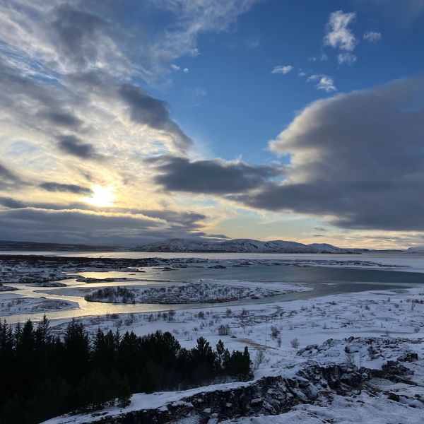 Photo d'un paysage enneigé, prise en Islande, pour illustrer le portrait d'une femme islandaise inspirante : Vigdís